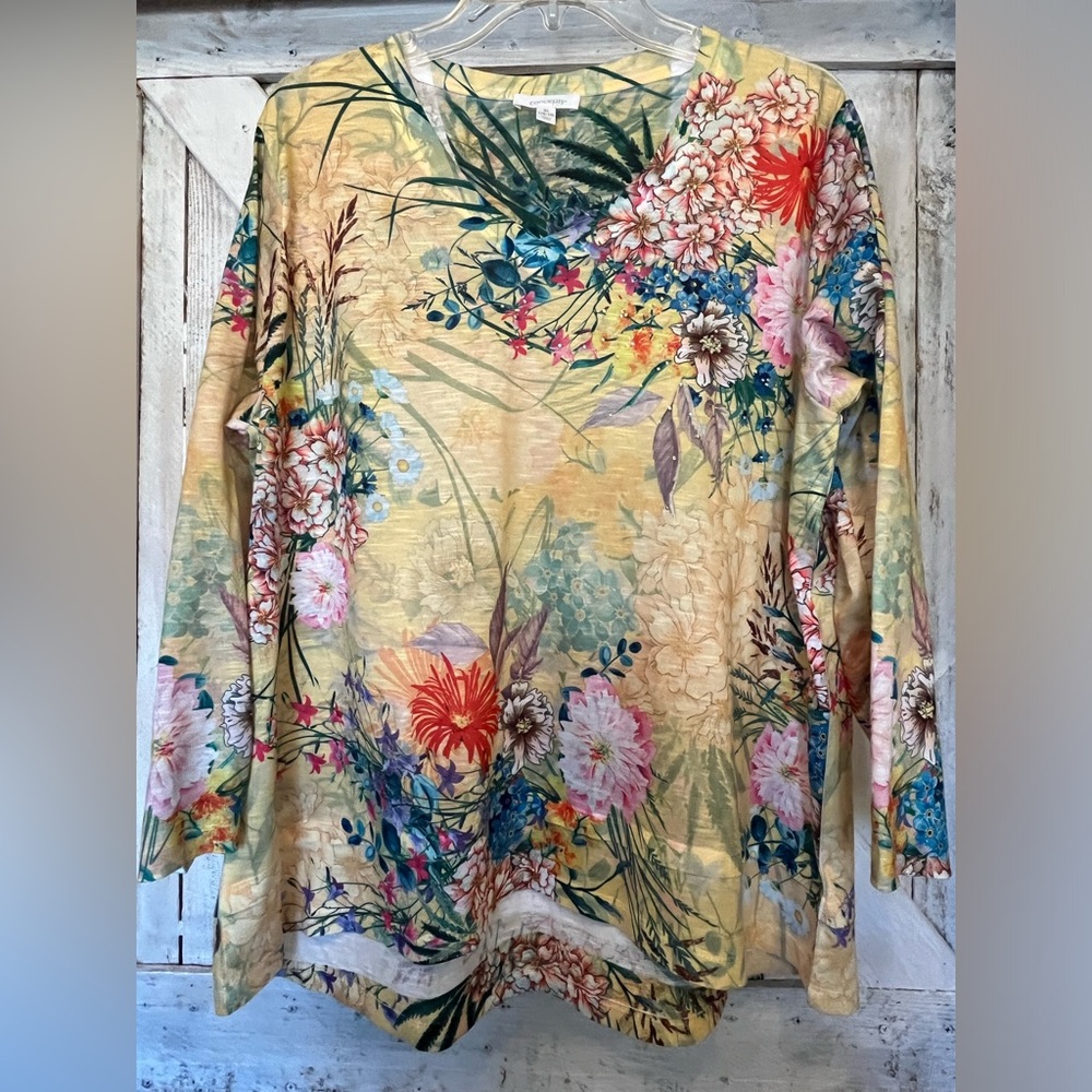 Concepts Women’s Yellow Floral Lightweight V Neck Embellished Blouse Size XL